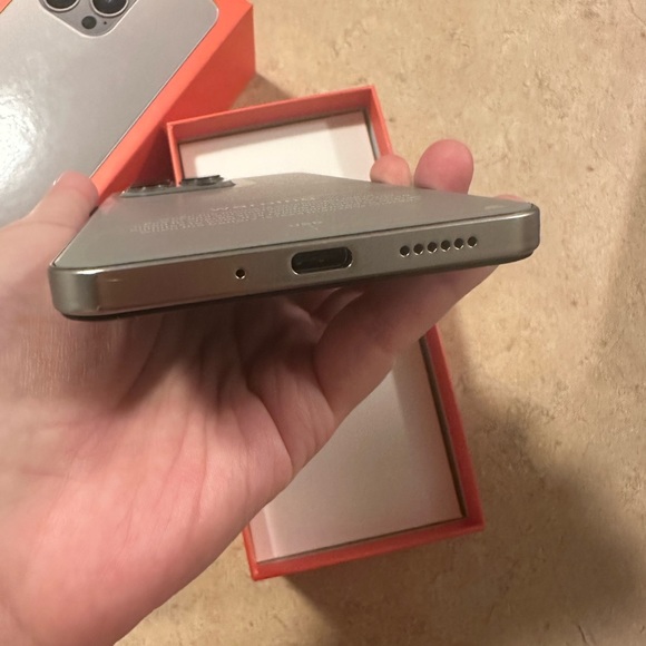 Brand new unlocked smartphone - Picture 5 of 11